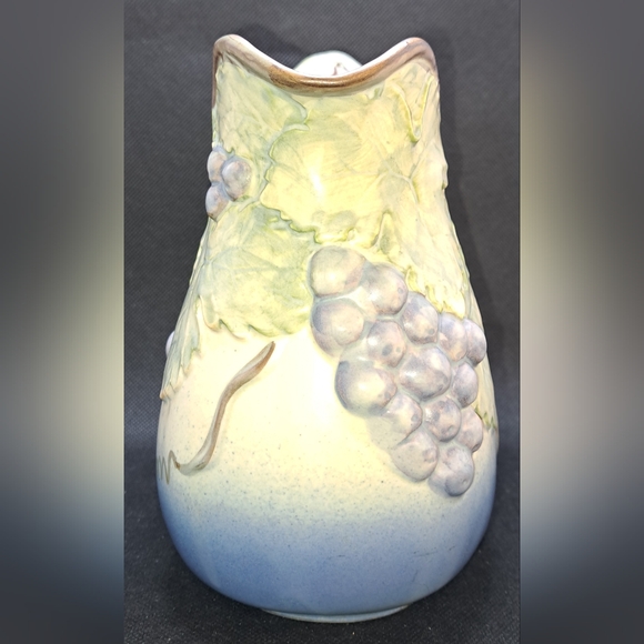 Beautiful vintage majolica pitcher with grapes and leaves 3d Relief - Picture 5 of 13